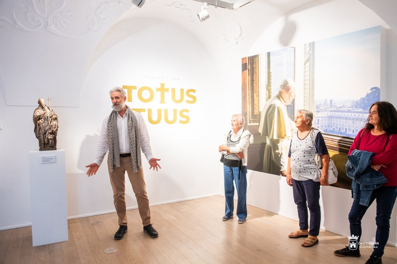 Az utolsó kurátori tárlatvezetés volt a TOTUS TUUS – Teljesen a Tiéd! című kiállításban